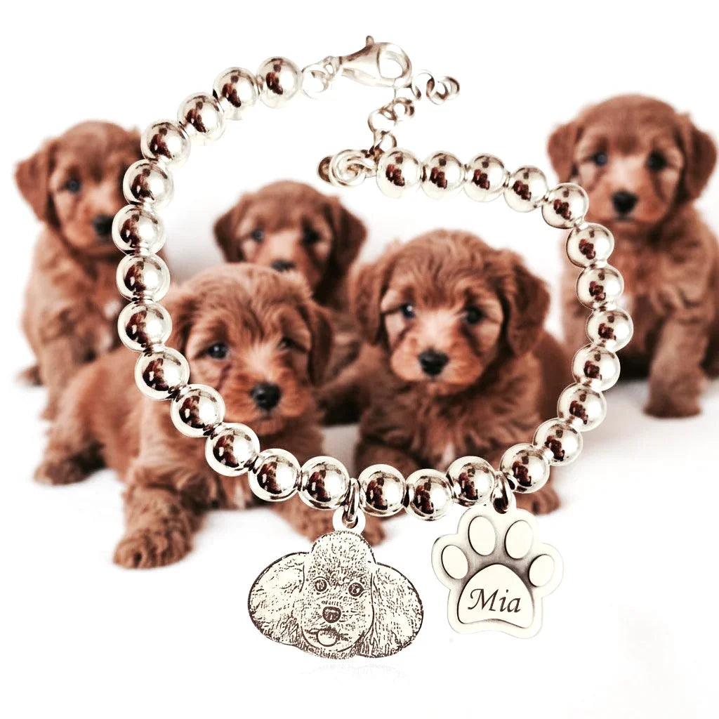 Bracciale in argento 925 con ciondoli personalizzati cane e zampa, cuccioli sullo sfondo