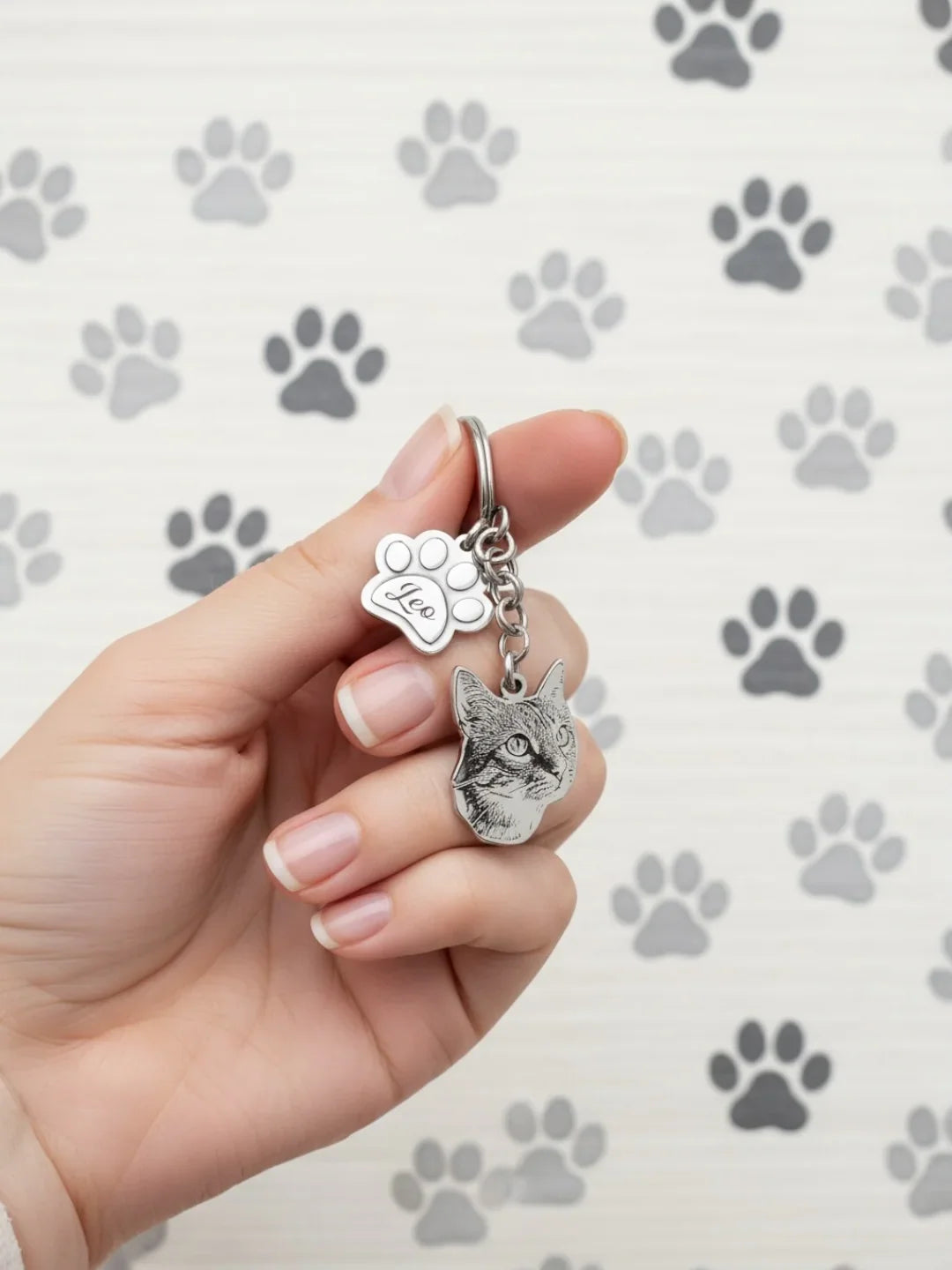 Portachiavi personalizzato in argento 925 con incisione gatto, fondo impronte zampa