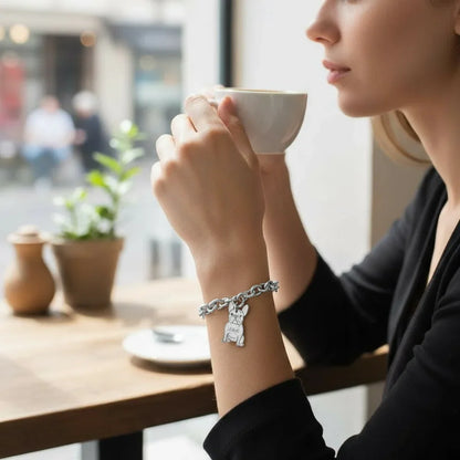 Donna con bracciale in argento 925 personalizzato con ciondolo cane Gemboutiquejewelry