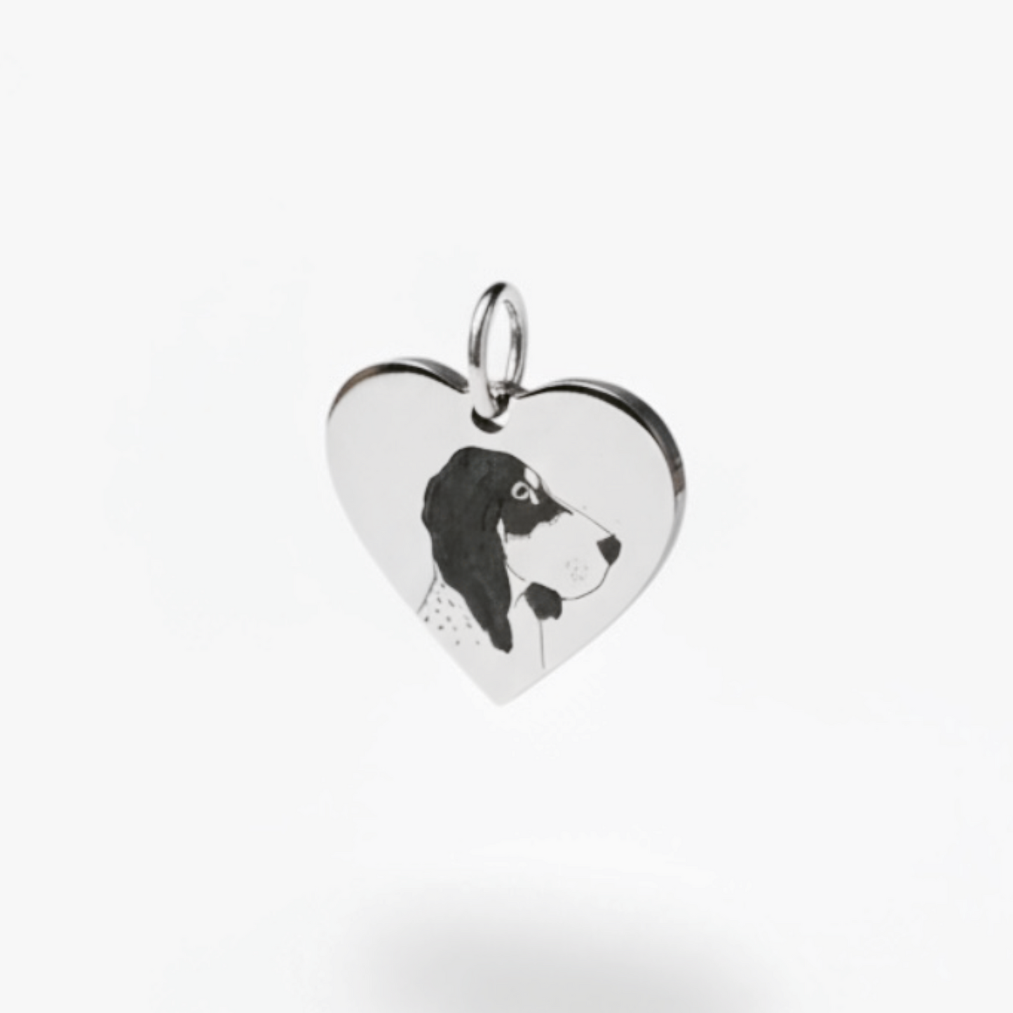 CIONDOLO OVALE

Il suo musetto, sempre al collo.

Disegnato a mano e inciso fedelmente in argento 925 partendo dalla tua foto reale — per portare con te chi ami, in modo discreto ed elegante.

Cosa riceverai

Argento 925, incisione artigianale curata nei dettagli
Ciondolo 18×15 mm, disponibile liscio o con cornice
Personalizzabile con nome, data o frase — anche sul retro

Per un risultato ottimale, scegli una foto nitida, luminosa, con il muso ben visibile. Puoi caricarne anche più di una: sceglieremo noi q
