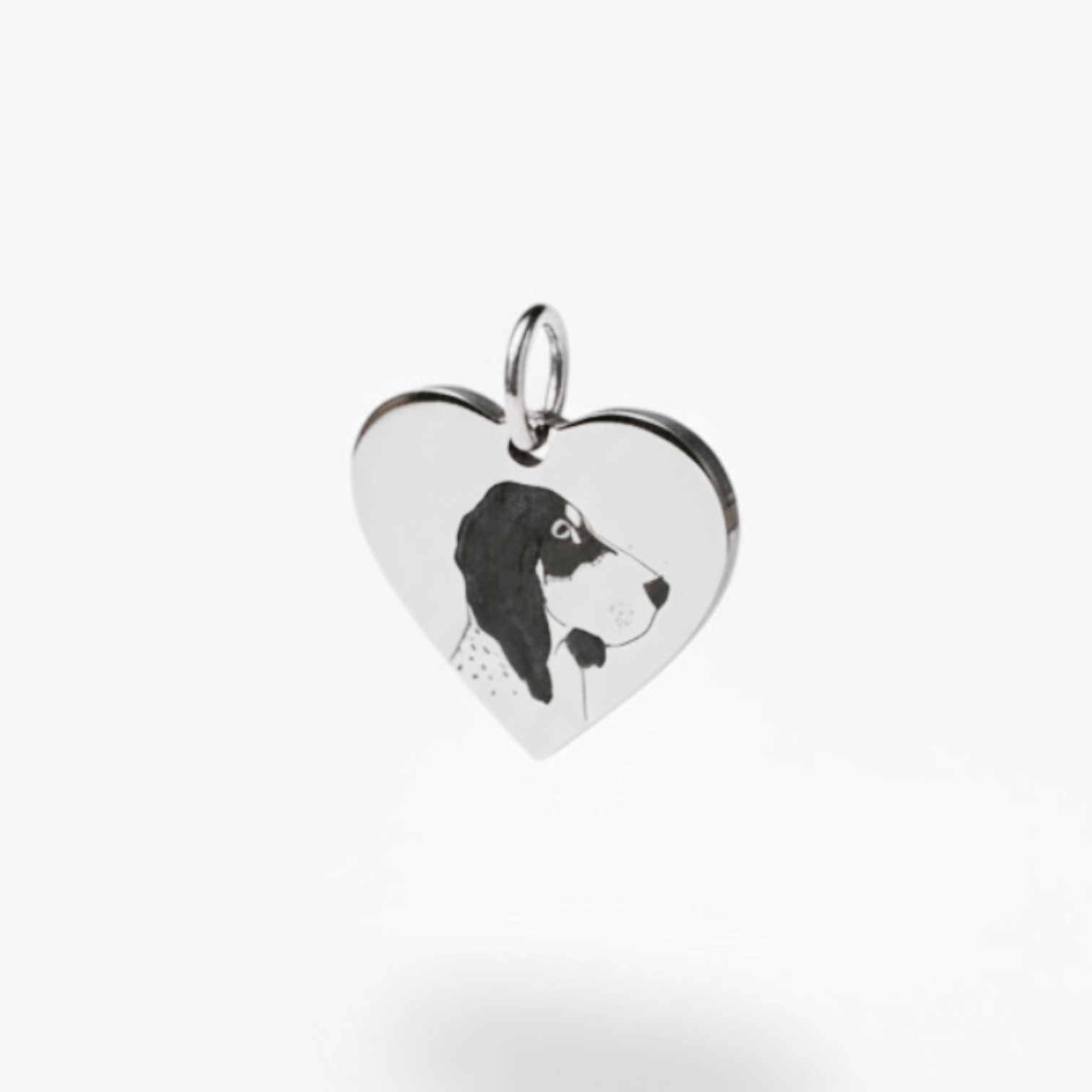 CIONDOLO OVALE

Il suo musetto, sempre al collo.

Disegnato a mano e inciso fedelmente in argento 925 partendo dalla tua foto reale — per portare con te chi ami, in modo discreto ed elegante.

Cosa riceverai

Argento 925, incisione artigianale curata nei dettagli
Ciondolo 18×15 mm, disponibile liscio o con cornice
Personalizzabile con nome, data o frase — anche sul retro

Per un risultato ottimale, scegli una foto nitida, luminosa, con il muso ben visibile. Puoi caricarne anche più di una: sceglieremo noi q