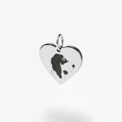 CIONDOLO OVALE

Il suo musetto, sempre al collo.

Disegnato a mano e inciso fedelmente in argento 925 partendo dalla tua foto reale — per portare con te chi ami, in modo discreto ed elegante.

Cosa riceverai

Argento 925, incisione artigianale curata nei dettagli
Ciondolo 18×15 mm, disponibile liscio o con cornice
Personalizzabile con nome, data o frase — anche sul retro

Per un risultato ottimale, scegli una foto nitida, luminosa, con il muso ben visibile. Puoi caricarne anche più di una: sceglieremo noi q