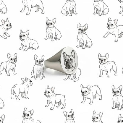 Anello personalizzato in argento 925 con incisione bulldog francese, sfondo disegni cani.