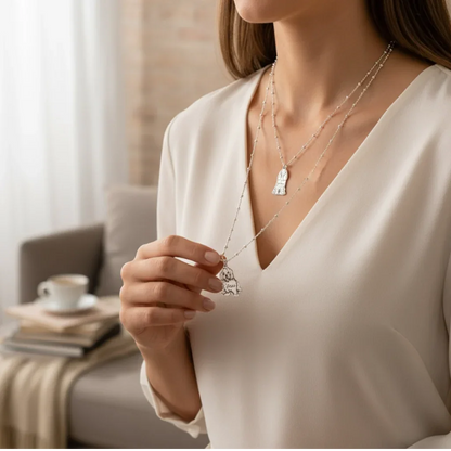 Donna indossa collane in argento 925 con pendenti personalizzati a forma di cane, Gemboutiquejewelry